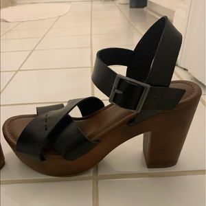 Universal Thread Estella Pumps